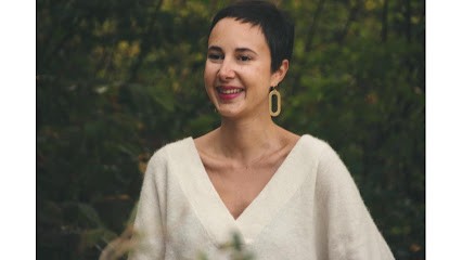 Louise Hocquigny - Agapea - Maître enseignante Reiki et naturopathe - Soins énergétiques Paris 17, Thérapeute Reiki à Paris 17