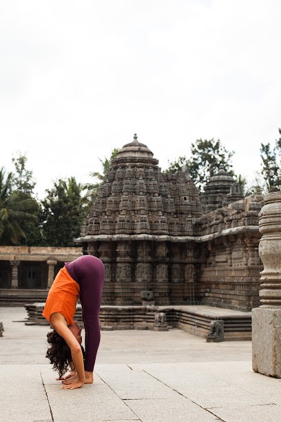 Lydie Turon, Professeur Ashtanga Yoga, Approche Ayurvédique, Massages Ayurvédiques Thérapeutiques, Cours de Yoga à Saint-Martin-de-la-Porte