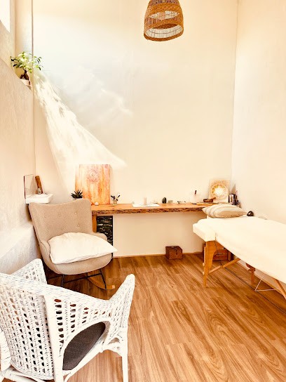 Clemence Gonzalez Energéticienne, Hypnothérapeute, Praticienne en médecine holistique, Accompagnatrice de l'être - Cogolin, Thérapeute Reiki à Cogolin