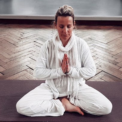 Emmanuelle Druneau-Professeure De Kundalini Et Tantra Yoga-Coach En Huiles Essentielles-Thérapeute Holistique, Cours de Yoga à Saint-Brieuc