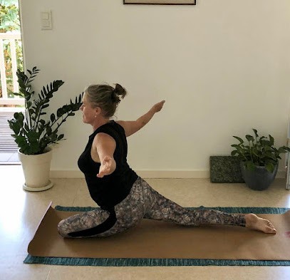 Explore YogaVeda-Ann Johnston, Cours de Yoga à Moissac